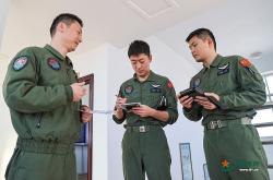 军营观察丨驾驭战鹰，成为“关键时刻顶得上去”的硬核力量