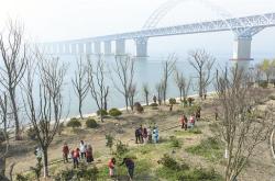 “兵”眼看两会丨绿水逶迤去 青山相向开