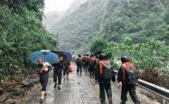 挺进白水河！66名武警官兵徒步救援记