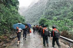 挺进白水河！66名武警官兵徒步救援记