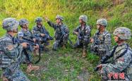 密林追击 武警防城港支队开展丛林地捕歼战斗演练