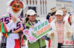 青藏铁路2025年首列入藏旅游专列抵达林芝